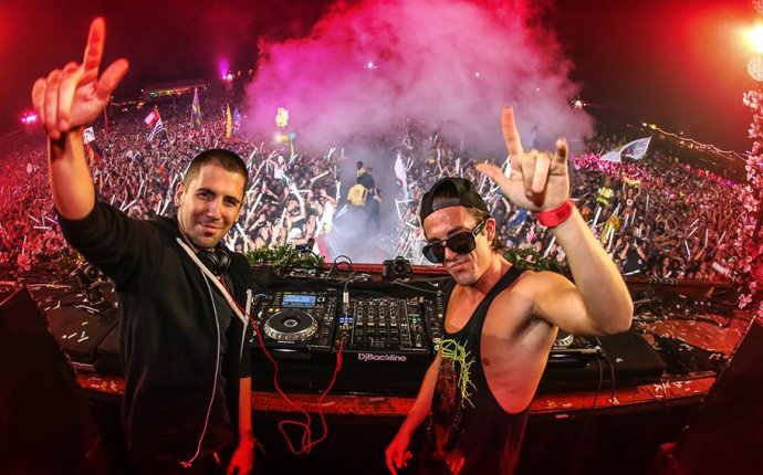 10 Things You Didn t Know About Dimitri Vegas & Like Mike - TURN