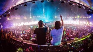 dimitri-vegas-like-mike-at-tomorrowland-2016-festival-belgium-crowd