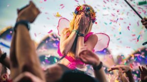 tomorrowland-belgium-2016-girl-style-crowd